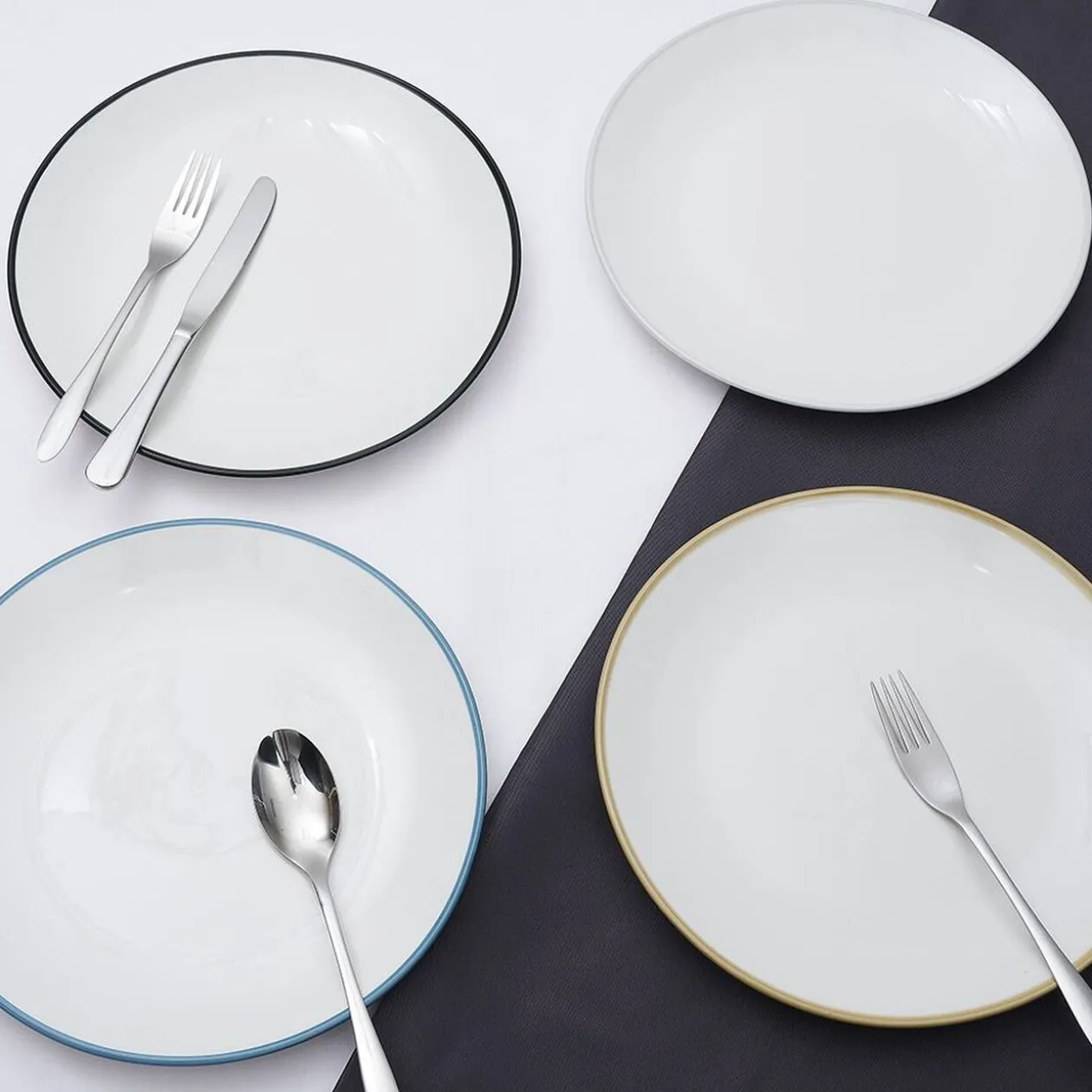 Lot de 4 assiettes plates rondes porcelaine blanche avec liseré coloré